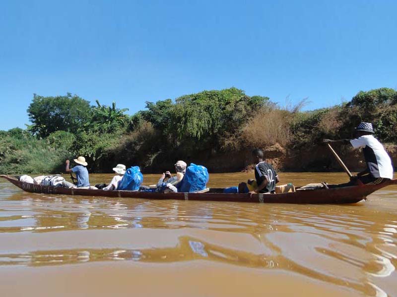 descente du fleuve Tsiribihina en pirogue traditionnelle2